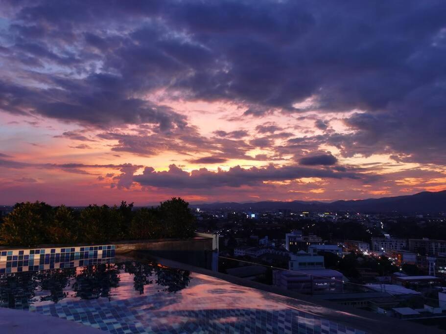 Modern Style Room With Sky Pool 古城边天际泳池公寓 เชียงใหม่ ภายนอก รูปภาพ