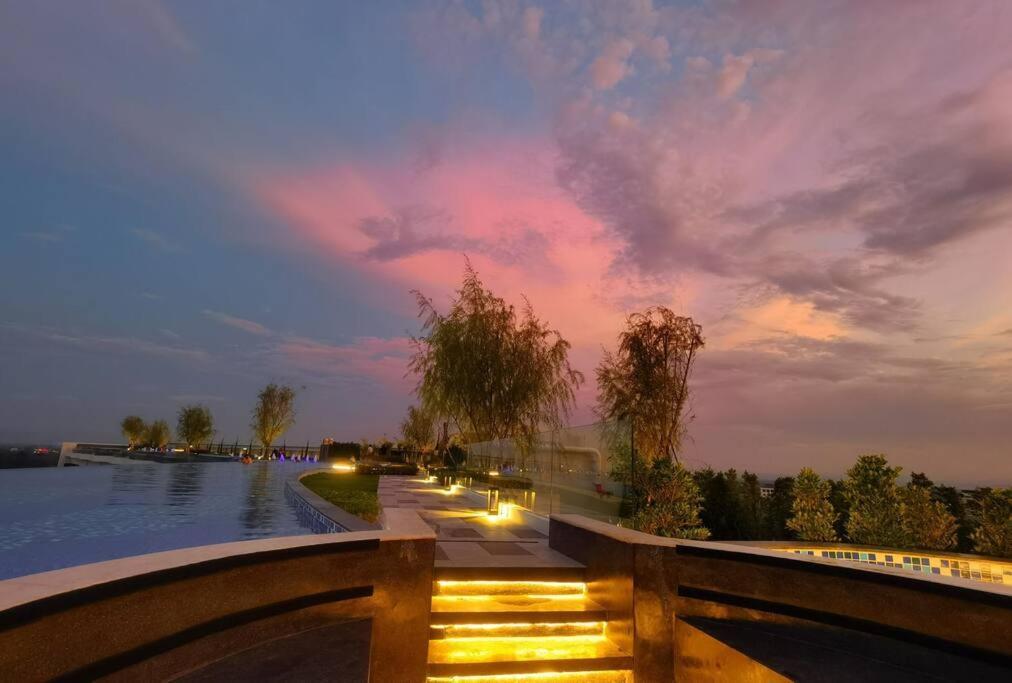 Modern Style Room With Sky Pool 古城边天际泳池公寓 เชียงใหม่ ภายนอก รูปภาพ