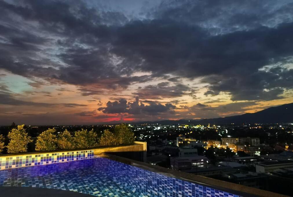 Modern Style Room With Sky Pool 古城边天际泳池公寓 เชียงใหม่ ภายนอก รูปภาพ