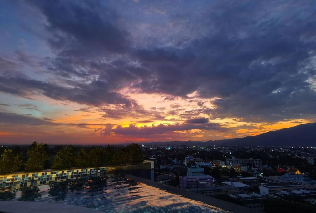 Modern Style Room With Sky Pool 古城边天际泳池公寓 เชียงใหม่ ภายนอก รูปภาพ