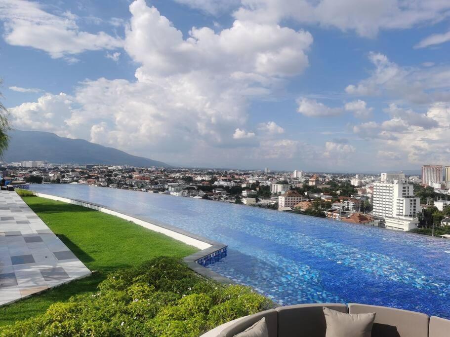 Modern Style Room With Sky Pool 古城边天际泳池公寓 เชียงใหม่ ภายนอก รูปภาพ