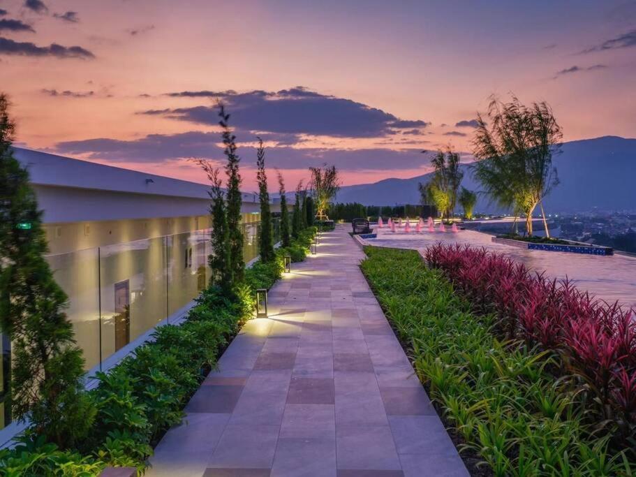 Modern Style Room With Sky Pool 古城边天际泳池公寓 เชียงใหม่ ภายนอก รูปภาพ